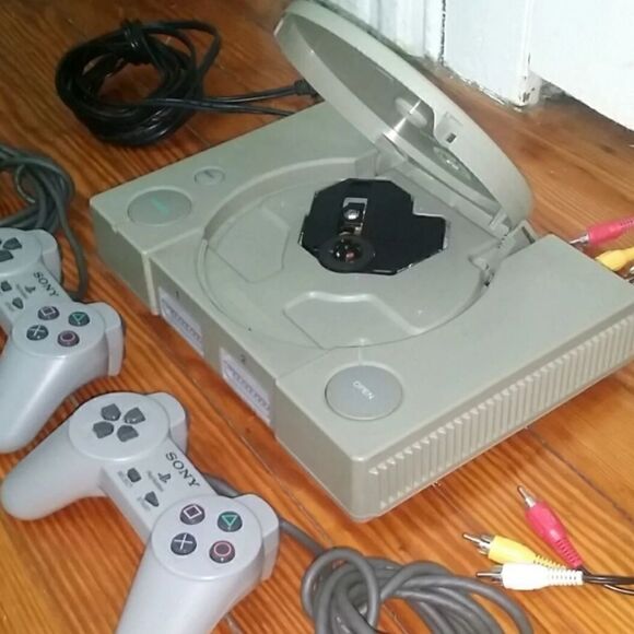 FIRM! Play Station One Original With 2 Remotes - Picture 2 of 5